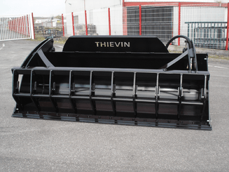 17 - Divers - Divers - Godet multiservices